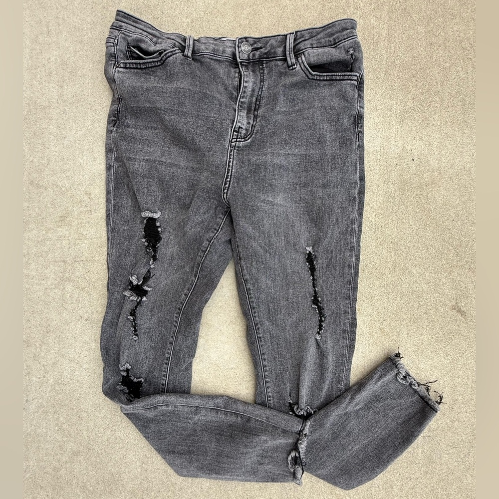 Simple Society Distressed Skinny Jeans (Size 13/31)